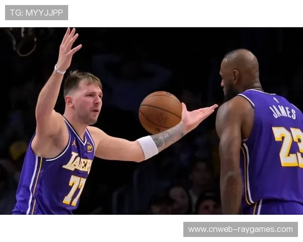 坎宁安反击飞扣砍20分,东契奇半场4失误陷低迷